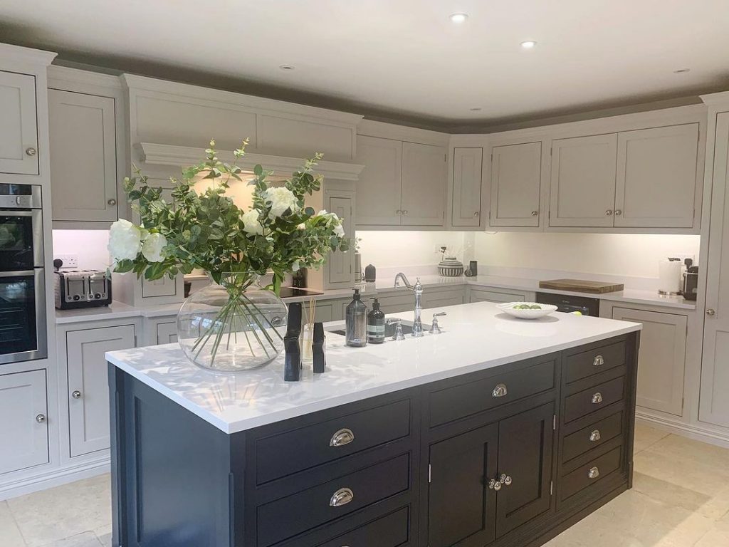 two tone kitchen cabinets dark counters