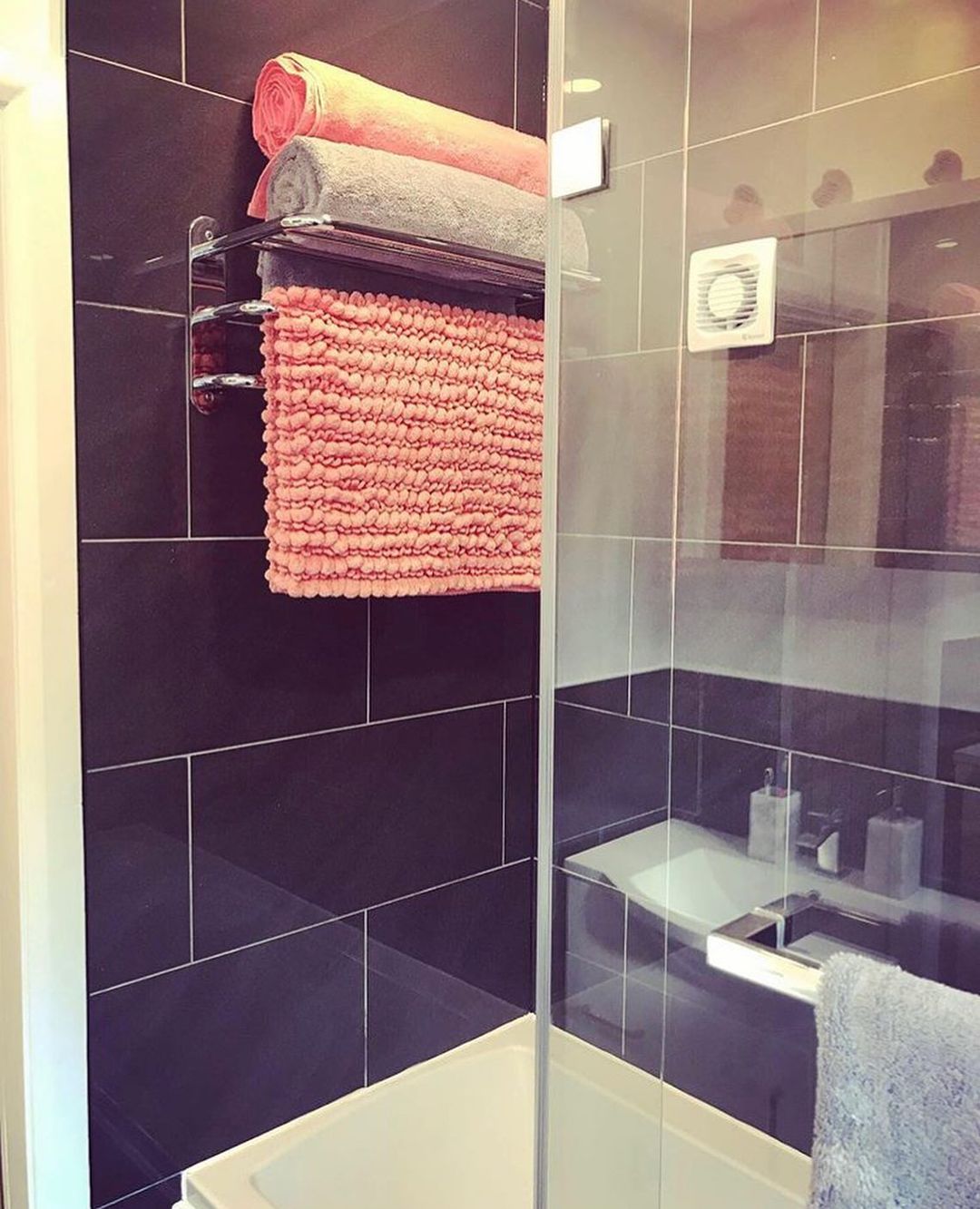 baño coral y gris