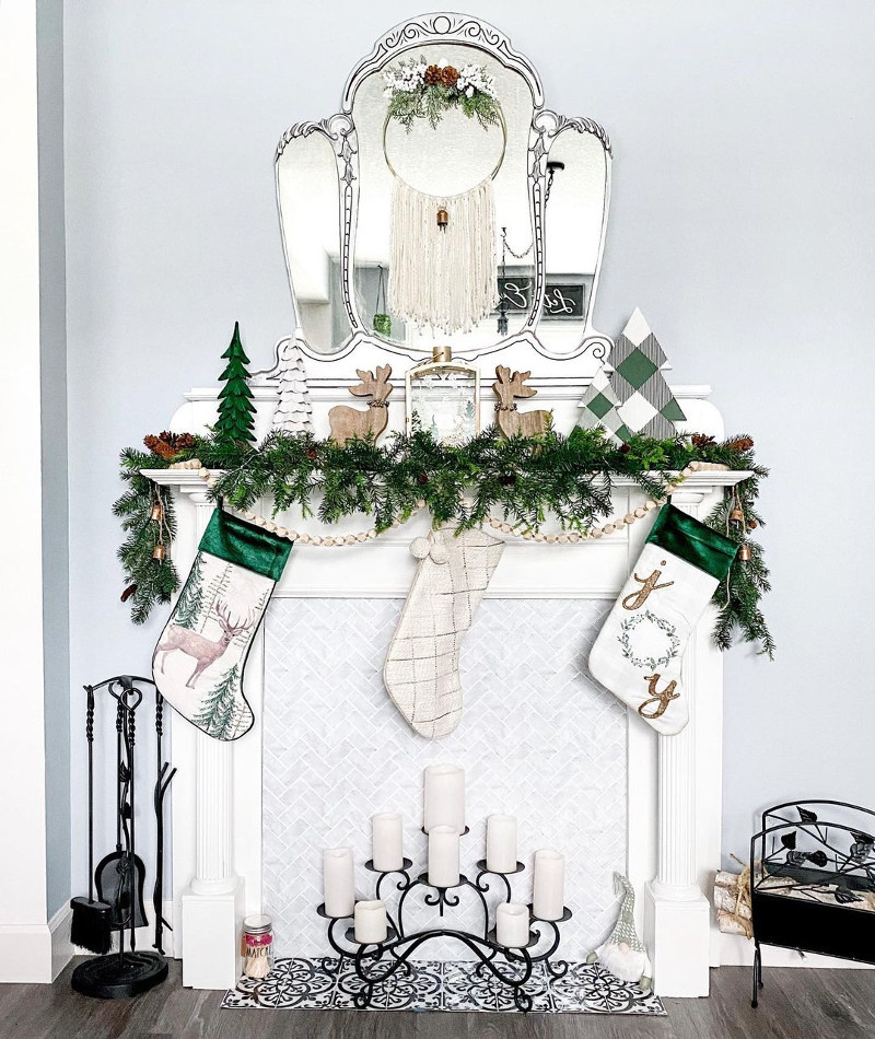 how to decorate a christmas mantel