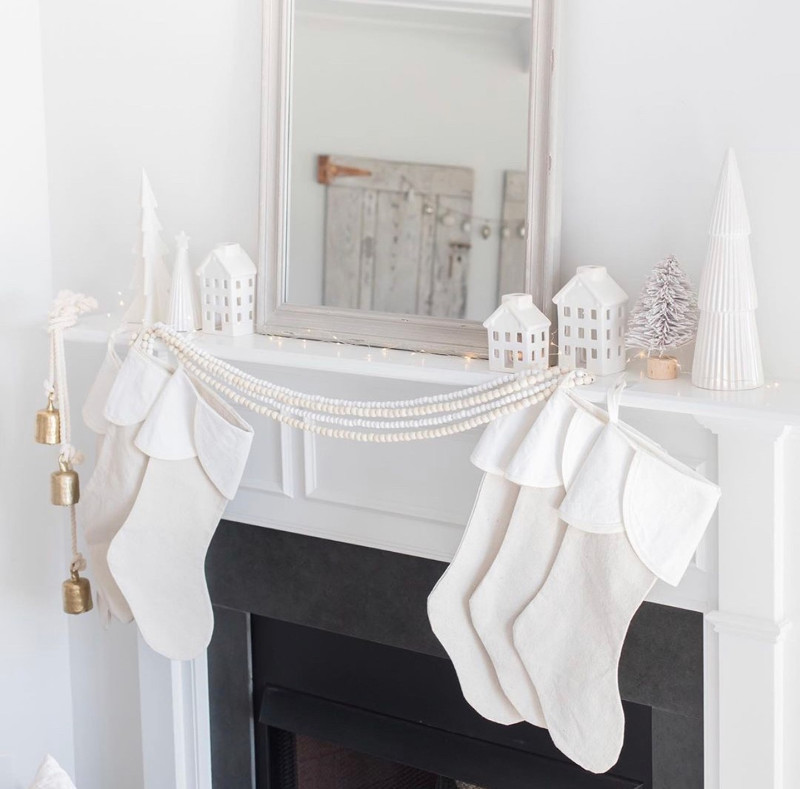 how to decorate a mantel for Christmas