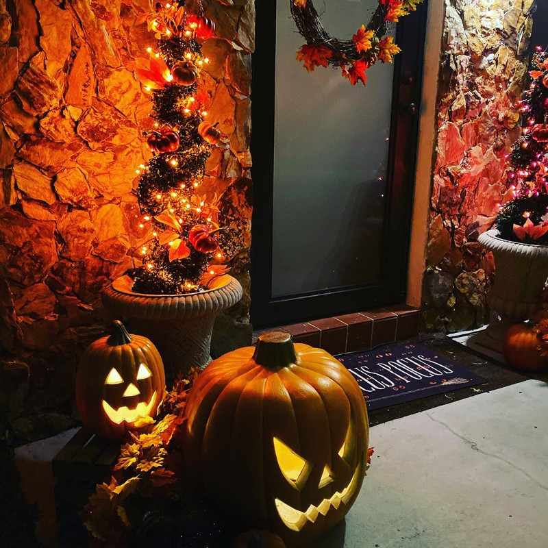 scary halloween door decorations