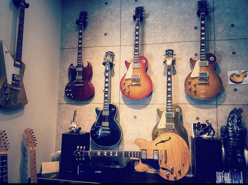 guitar room image