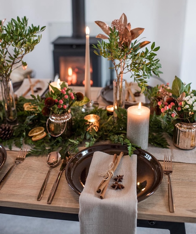 Festive Flair: 33+ Christmas Table Decor That Wows in 2024 | Houszed