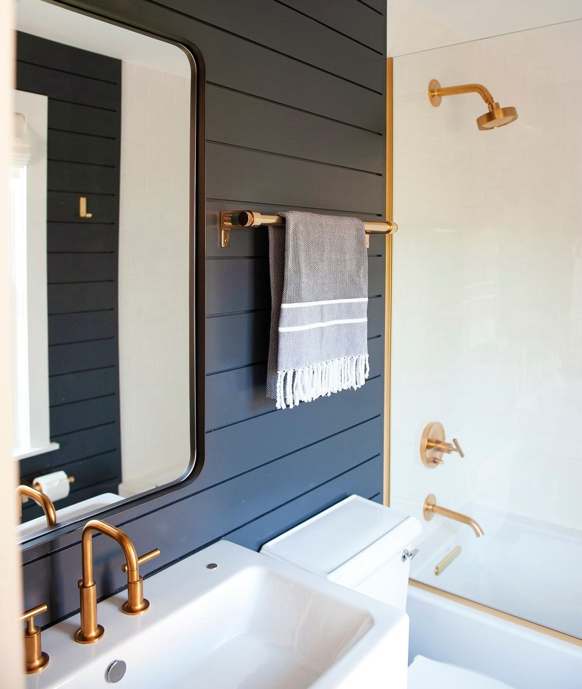 Shoreline Chic 33+ Coastal Cottage Bathroom Ideas That Capture Seaside