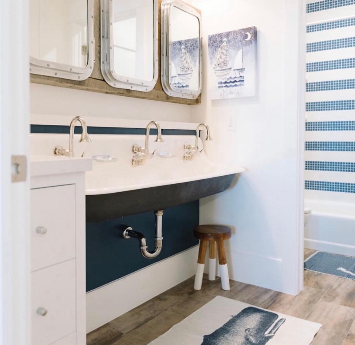Shoreline Chic 33+ Coastal Cottage Bathroom Ideas That Capture Seaside